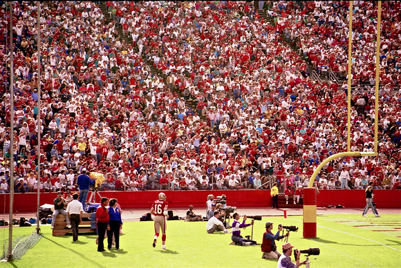Joe Montana returns _ Stanford Stadium after the 1989 earthquake